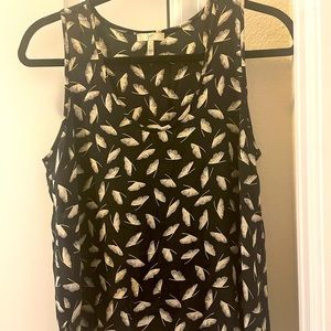 Cute, flowy satin tank top with fun off-white pattern. XS